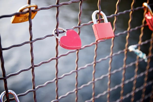 Liefde hangsloten weergave — Stockfoto