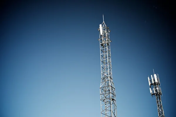 Torres de telecomunicações vista — Fotografia de Stock