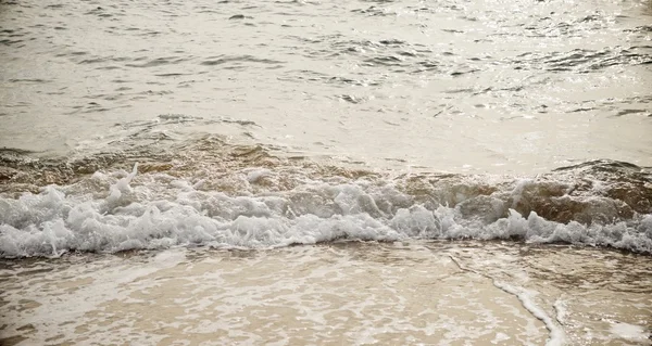 Wellen an der Küste — Stockfoto