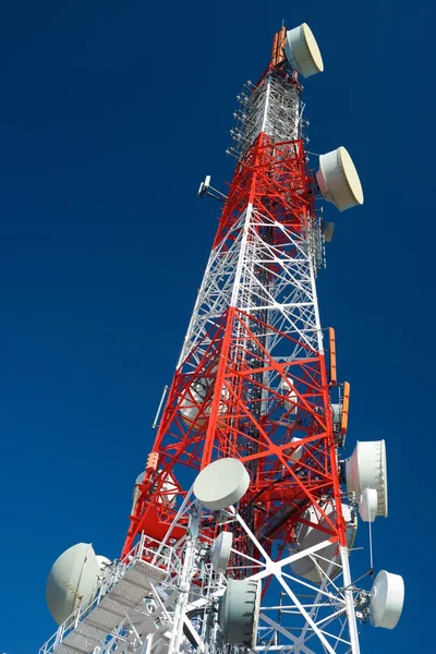 Telecomunicações vista torre — Fotografia de Stock