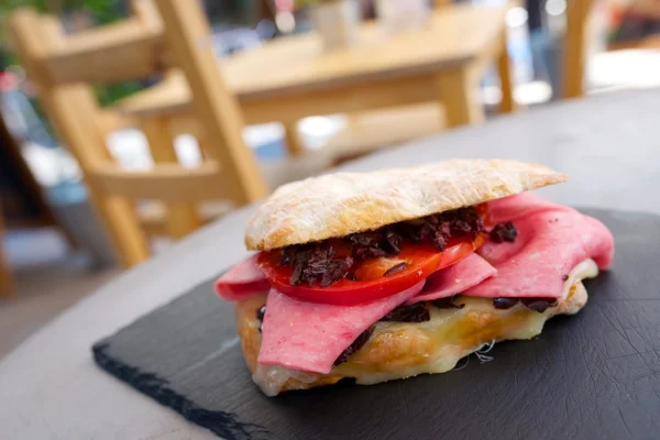 Vista al sándwich de Mortadella — Foto de Stock