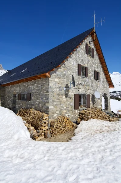 Steinhaus in Pyrenäen — Stockfoto