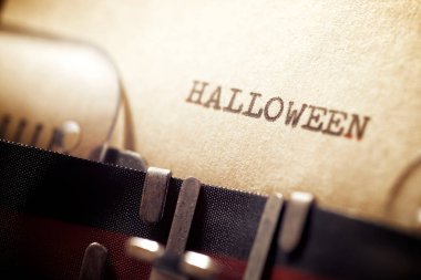 Cadılar Bayramı kelimesi daktiloyla yazılmış..