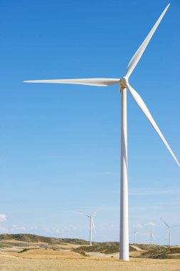 Elektrik üretimi için rüzgar türbinleri, Zaragoza ili, İspanya Aragon.