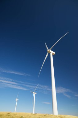 Elektrik üretimi için rüzgar türbinleri, Teruel ili, İspanya Aragon.