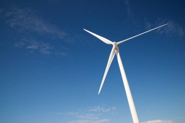Elektrik üretimi için rüzgar türbini, Zaragoza ili, İspanya Aragon.