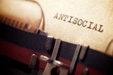 Daktiloyla yazılmış antisosyal bir kelime..