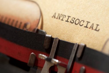 Daktiloyla yazılmış antisosyal bir kelime..