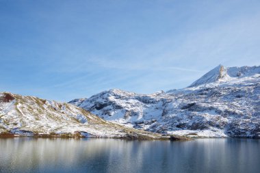 Canfranc Vadisi 'ndeki Estanes Gölü, Huesca ili Pireneler, İspanya' daki Aragon.