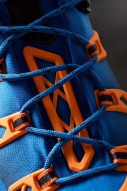 Dağcılık için bir botun yakın çekimi.