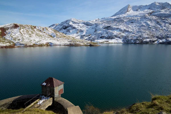 スペインのアラゴン州 フエスカ州のピレネー山脈 カンフラン渓谷にあるエステネス湖のダム — ストック写真