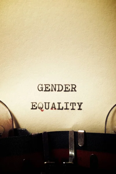 Bir Daktilo Ile Yazılmış Cinsiyet Eşitliği Ifadesi — Stok fotoğraf