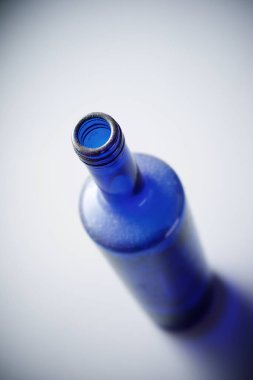 Masadaki mavi cam şişe.