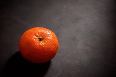 Siyah bir masada mandalina..