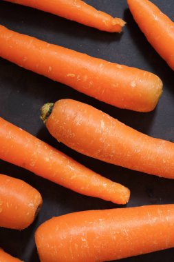 Siyah bir masada havuç..