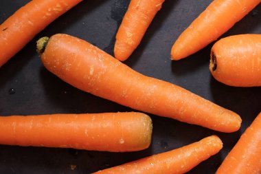 Siyah bir masada havuç..