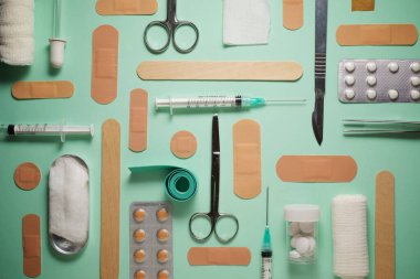 Yeşil masadaki ilk yardım çantası..