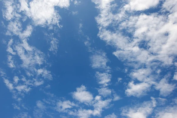 スペインの白い雲と青い空 — ストック写真