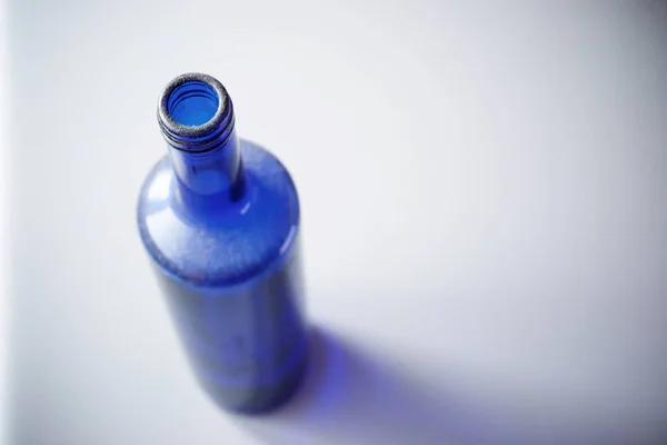 Blaue Glasflasche Auf Einem Tisch — Stockfoto