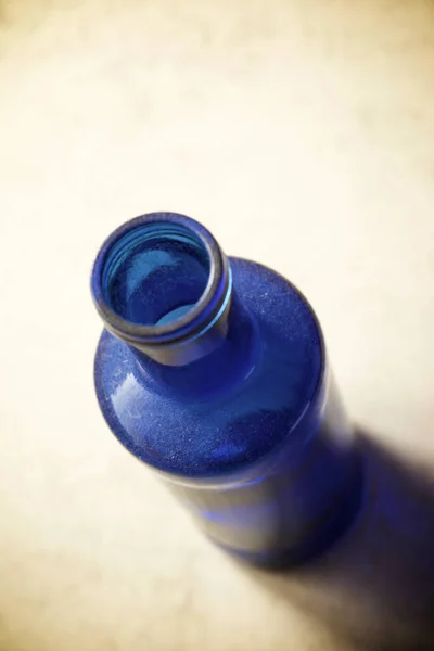 Blaue Glasflasche Auf Einem Tisch — Stockfoto