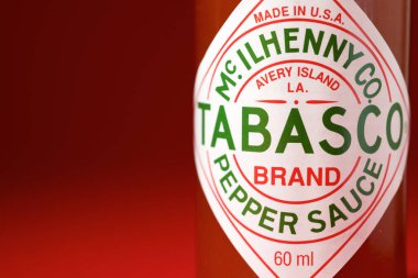 Zaragoza, İspanya - 28 Ekim 2020 Tabasco sos şişesi. Tabasco, 1868 'den beri ABD' de yapılan acı sosun ticari markası..