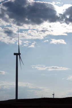 Elektrik üretimi için yel değirmenleri, Zaragoza Eyaleti, İspanya Aragon.