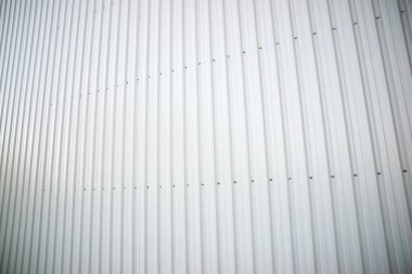 Arka plan modern bir cephenin metal yüzeyi ile oluşturuldu.