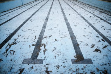 Boş ve kirli bir yüzme havuzu manzarası.