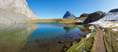 Midi Dossau Tepesi ve Casterau Gölü. Ossau Vadisi 'ndeki Ayous Gölleri, Fransa' daki Pireneler Ulusal Parkı.