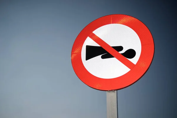 西班牙萨拉戈萨省禁止鸣笛以避免干扰野生动物的交通标志 — 图库照片