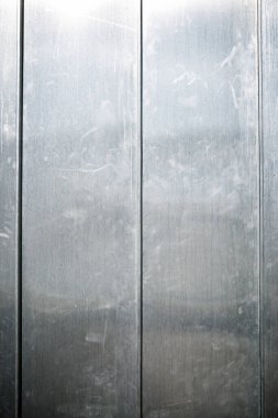 Arka plan modern bir cephenin metal yüzeyi ile oluşturuldu.