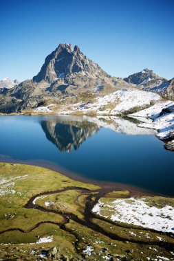 Midi Dossau Tepesi ve Gentau Gölü. Ossau Vadisi 'ndeki Ayous Gölleri, Fransa' daki Pireneler Ulusal Parkı.
