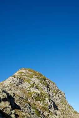 Ossau Vadisi 'ndeki tepeler, Pireneler Ulusal Parkı, Fransa' daki Pireneler.