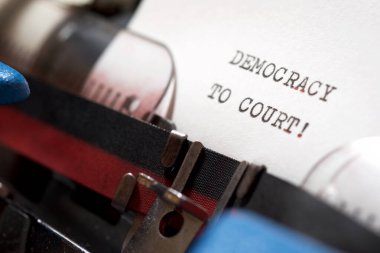 Demokrasiden mahkemeye bir daktilo ile yazılmış ifade.