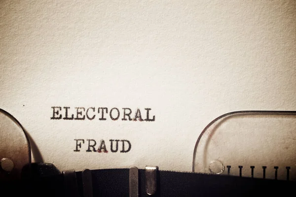 タイプライターで書かれた選挙詐欺のフレーズ — ストック写真