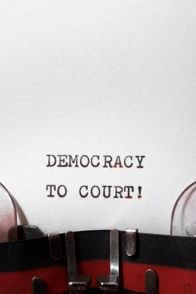 タイプライターで書かれたフレーズを裁判所に民主主義 — ストック写真