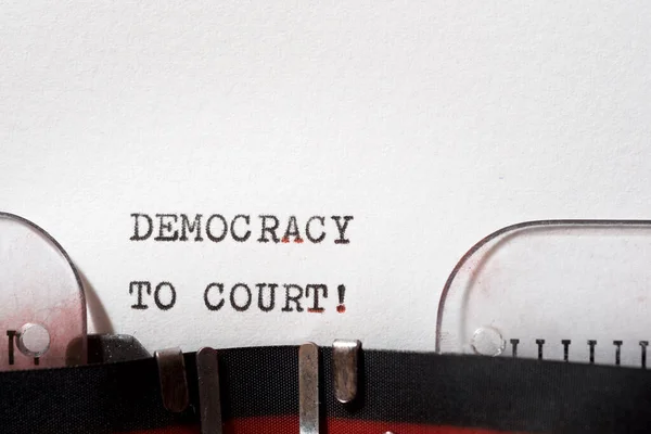 用打字机写的从民主到法庭的短语 — 图库照片