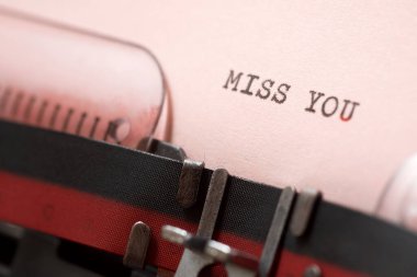 Daktiloyla yazılmış cümleni özledim..