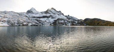 Canfranc Vadisi 'ndeki Estanes Gölü, Huesca ili Pireneler, İspanya' daki Aragon.