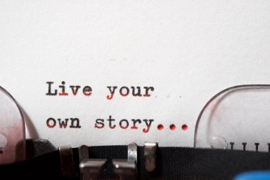 Daktiloyla yazılmış kendi hikayeni yaşa..