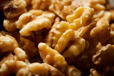 Soyulmuş ceviz grubuna yakın çekim.