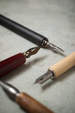 Masada yazı yazmak için kalem ucu.