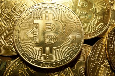 Bitcoins görünümü bir masanın üzerinde.