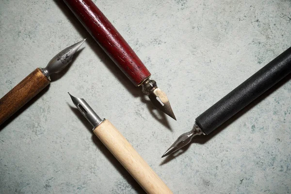 Masada yazı yazmak için kalem ucu.