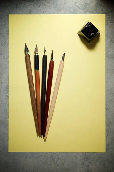 Nib Pens Calligraphy Inkwell Table — Stock Photo, Image
