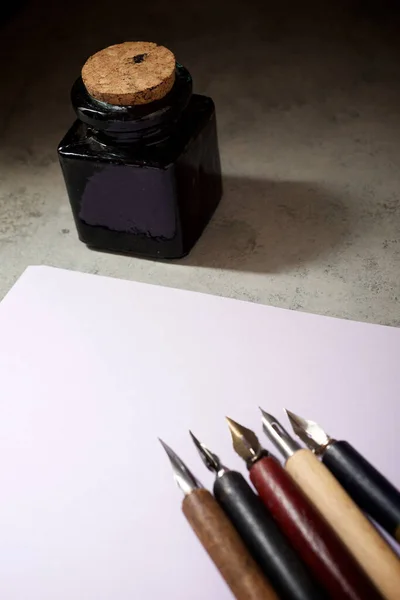 Federhalter Für Kalligrafie Und Tintenfass Auf Einem Tisch — Stockfoto