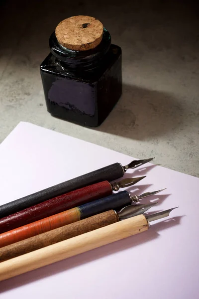 テーブルの上の書道とインクウェルのためのペン — ストック写真
