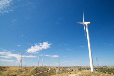 Elektrik üretimi için rüzgar türbinleri, Teruel ili, İspanya Aragon.
