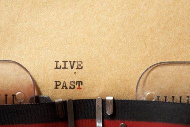 Daktiloyla yazılmış geçmiş zaman cümlesi.