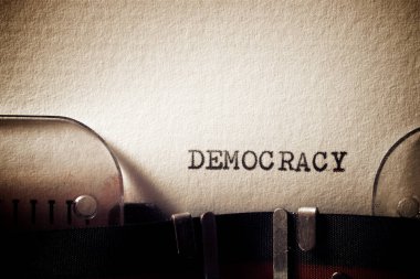 Demokrasi kelimesi daktiloyla yazılmış..